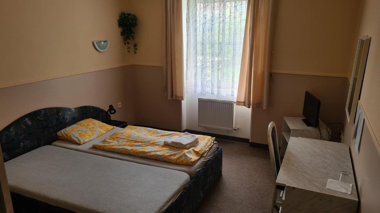 Pension Bila Hora Prag Exteriör bild